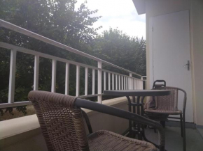 Appartement familial en face d'un square arboré